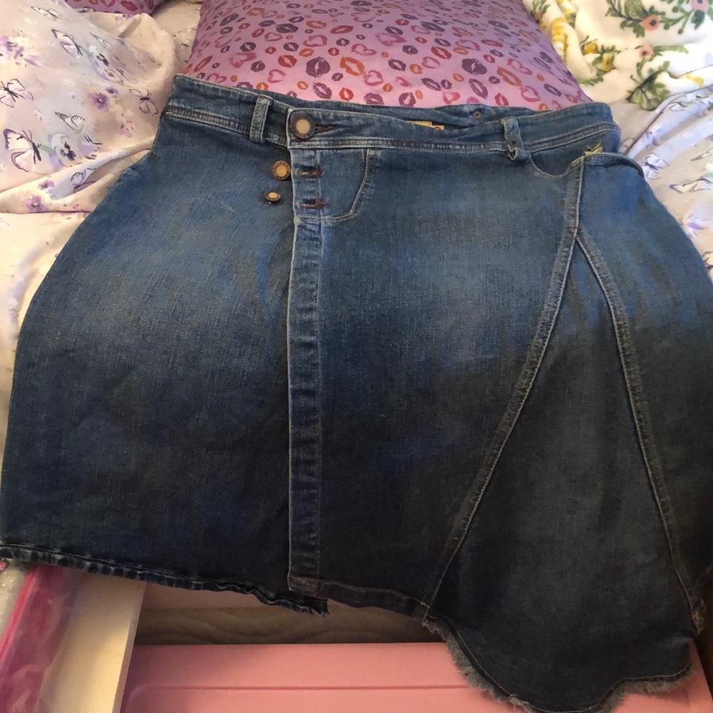 Apple Bottoms denim skirt. Size 10.